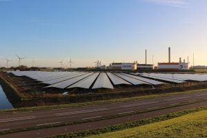 PZC-Zonnepark-Zeeland-Refinery-Bijna-klaar-22-voetbalvelden-vol-met-zonnepanelen-ZR