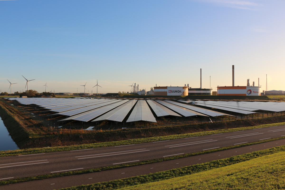 Zeeland-solar-officeel-aan-raffinaderij-gekoppeld-tijdens-feestelijke-ceremonie
